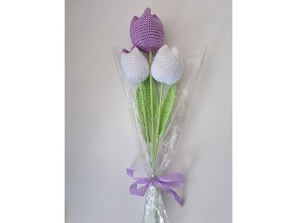 Kytice háčkovaných tulipánů v celofánu
