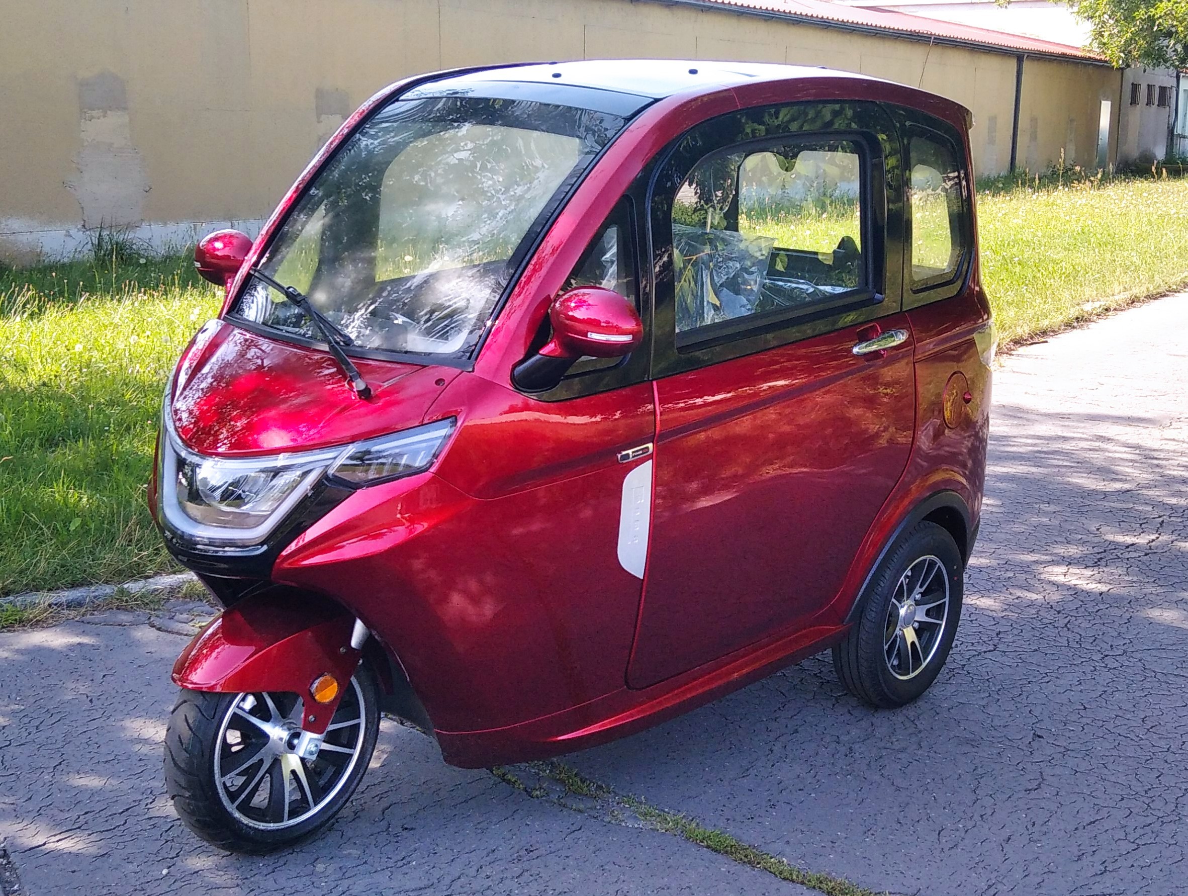 TŘÍKOLKA BIZON X3 1500W BEZ ŘIDIČÁKU VÍNOVÁ