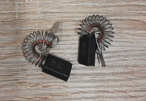 869368-00 DEWALT ORIGINÁL NÁHRADNÍ PÁR UHLÍKŮ PRO HORNÍ FRÉZKU DW625E