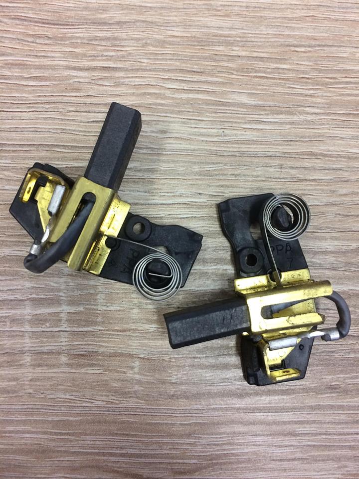 N047446 DEWALT ORIGINÁL NÁHRADNÍ UHLÍKY PRO KOMBI KLADIVA D25501 A DALŠÍ