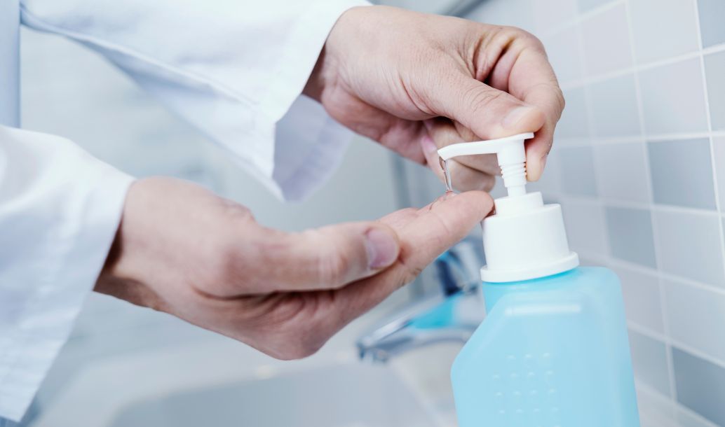 Dezinfekce na ruce nestačí. Záleží na tom, jak ji používáte
