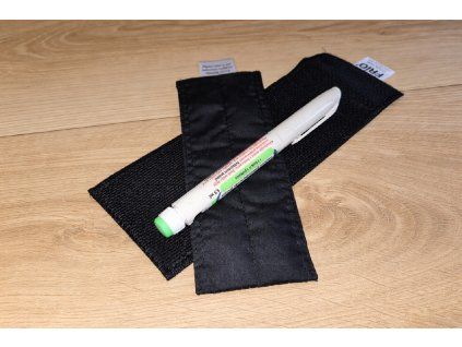 Bílý pero na černých popruzích