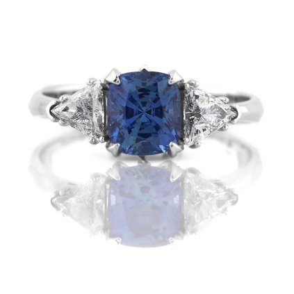 Moderní prsten z bílého zlata s modrým safírem a diamanty