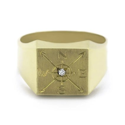 Ručně vyrobený prsten ze žlutého zlata s originálním motivem směrové růžice, jejíž střed tvoří přírodní diamant, vel. 63