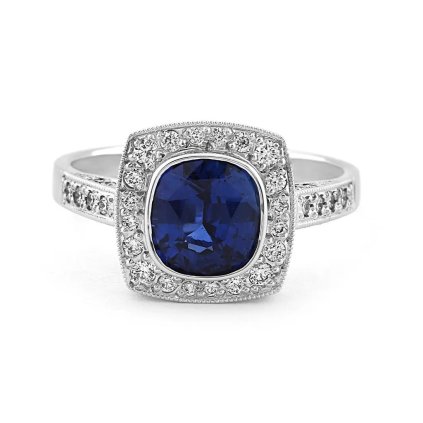 Prsten ve tvaru čtverce s diamanty a safírem z bílého zlata, vel. 55