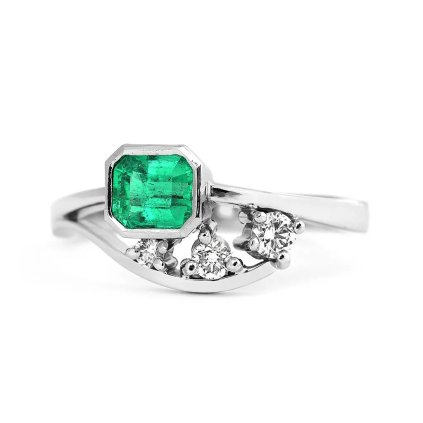 Prsten s přírodním smaragdem a diamanty z bílého zlata, vel. 57