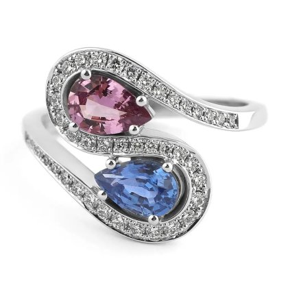 Moderní prsten z bílého zlata s modrým a růžovým safírem a diamanty, vel. 55