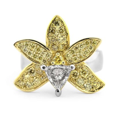 Prsten ve tvaru květu ze žlutého a bílého zlata s diamanty, vel. 55,5