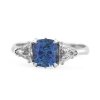 Moderní prsten z bílého zlata s modrým safírem a diamanty