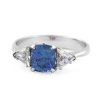 Moderní prsten z bílého zlata s modrým safírem a diamanty