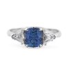 Moderní prsten z bílého zlata s modrým safírem a diamanty