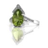 Prsten s olivínem a diamanty z bílého zlata