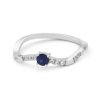Moderní prsten z bílého zlata s modrým safírem a diamanty, vel. 56