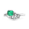 Prsten s přírodním smaragdem a diamanty z bílého zlata, vel. 57