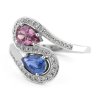 Moderní prsten z bílého zlata s modrým a růžovým safírem a diamanty, vel. 55