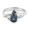 Fascinující prsten s modrým spinelem a diamanty z bílého zlata, vel. 55,5