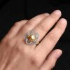 Exkluzivní prsten ve tvaru květu s diamanty a mořskou perlou Tahiti v kombinaci žlutého a bílého zlata, vel. 55