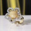 Exkluzivní prsten ve tvaru květu s diamanty a mořskou perlou Tahiti v kombinaci žlutého a bílého zlata, vel. 55