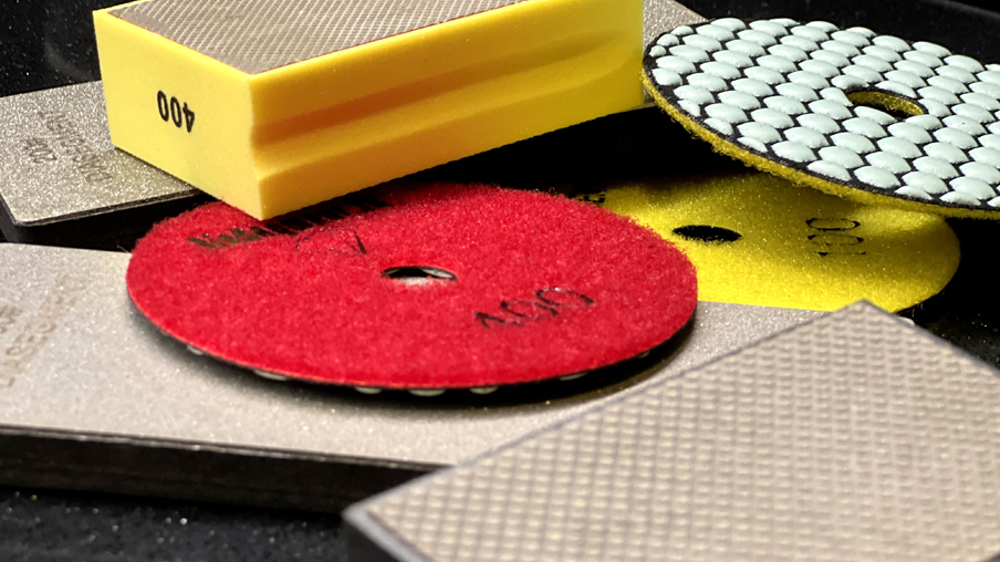 Jak detailně opracovat řez na obkladových materiálech? Stručný výběr TOP produktů, které používají zkušení obkladači.