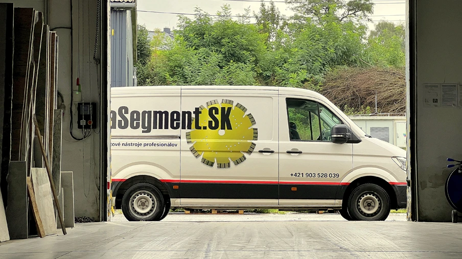 Sledujte cestu materiálu z našeho skladu až přímo k mistrovi do dílny. Koukněte se, jak to vypadá v zákulisí naší logistiky (1. část)