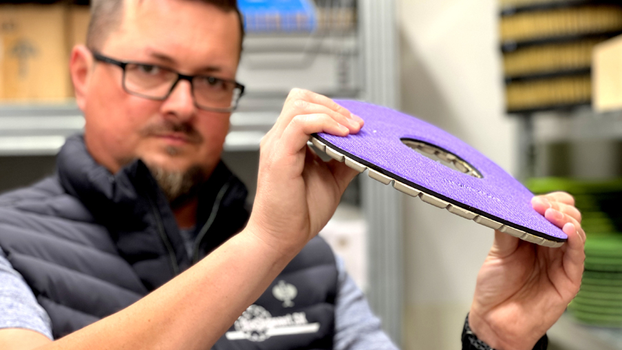 Leštenie kameňa ramennou brúskou. Súhrn praktických informácií potrebných k obsluhe a výbave kamenárskej dielne.