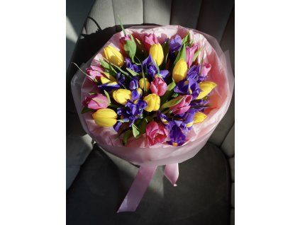 Jarní kytice tulipánů