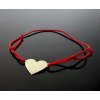 červený náramok so zlatým srdiečkom