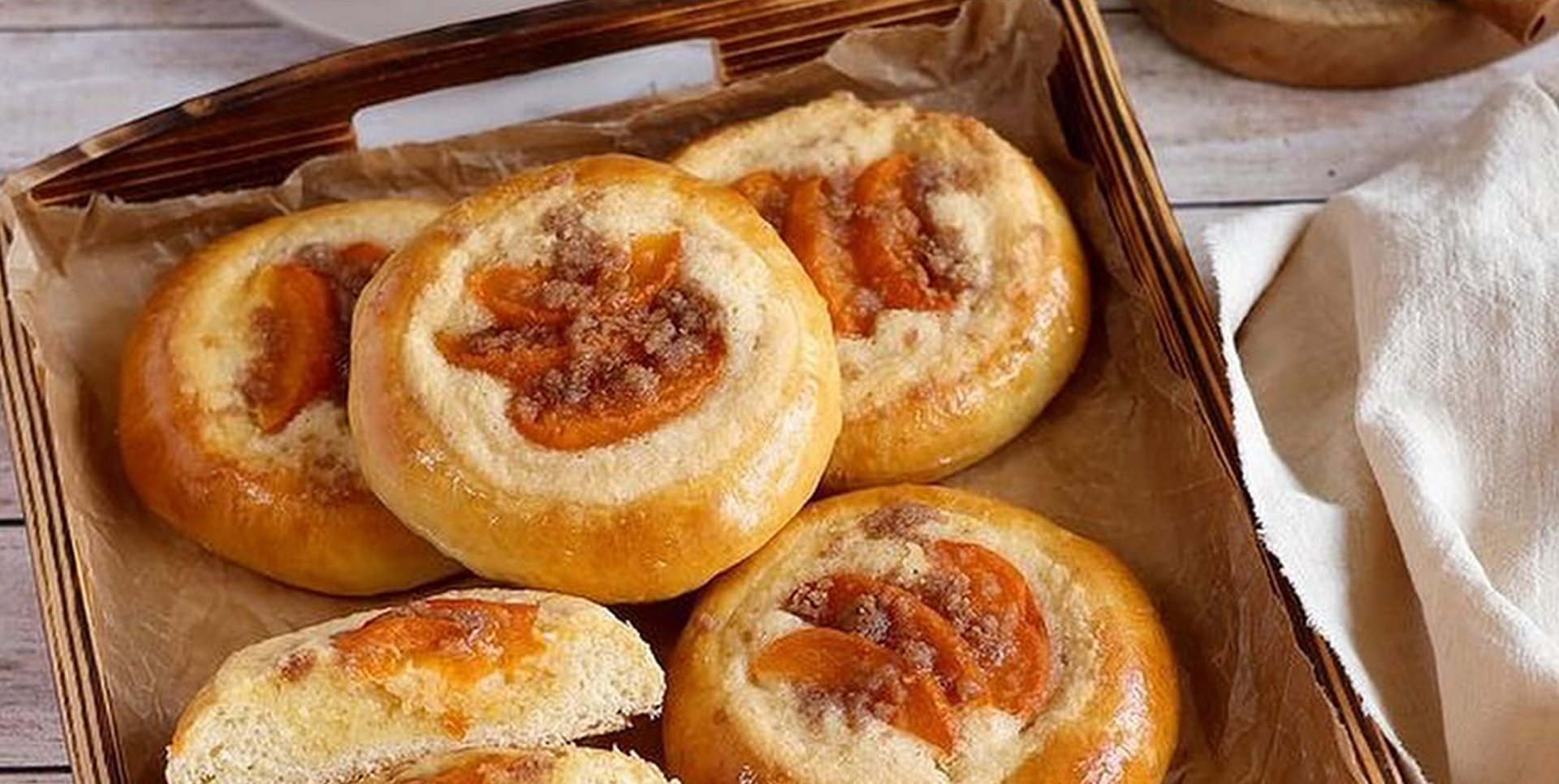 APRIKOSENKÜCHLEIN MIT MANDELCREME- DIANA COMPANY