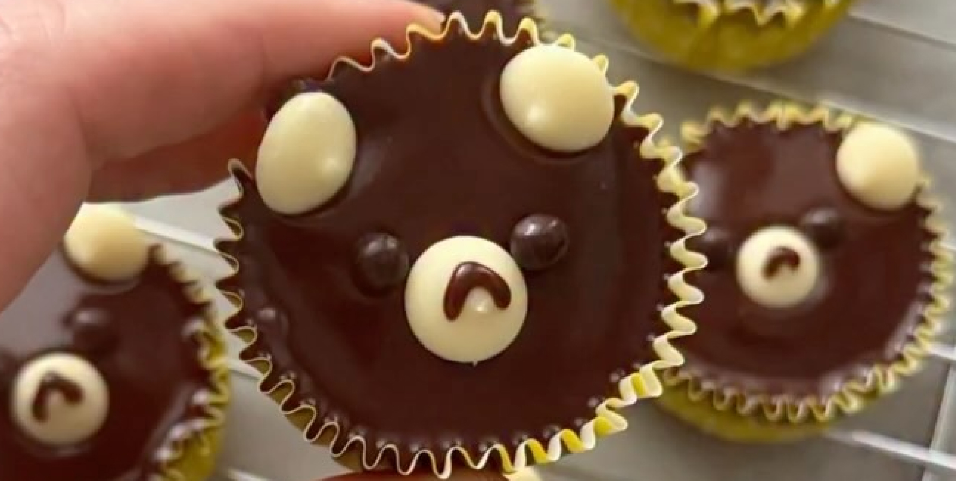 JEMNÝ JABLKOVO-ČOKOLÁDOVÝ POHÁREK PRO DĚTI – DIANA COMPANY – MADAM.KOLACIK – DIANA V KUCHYNI