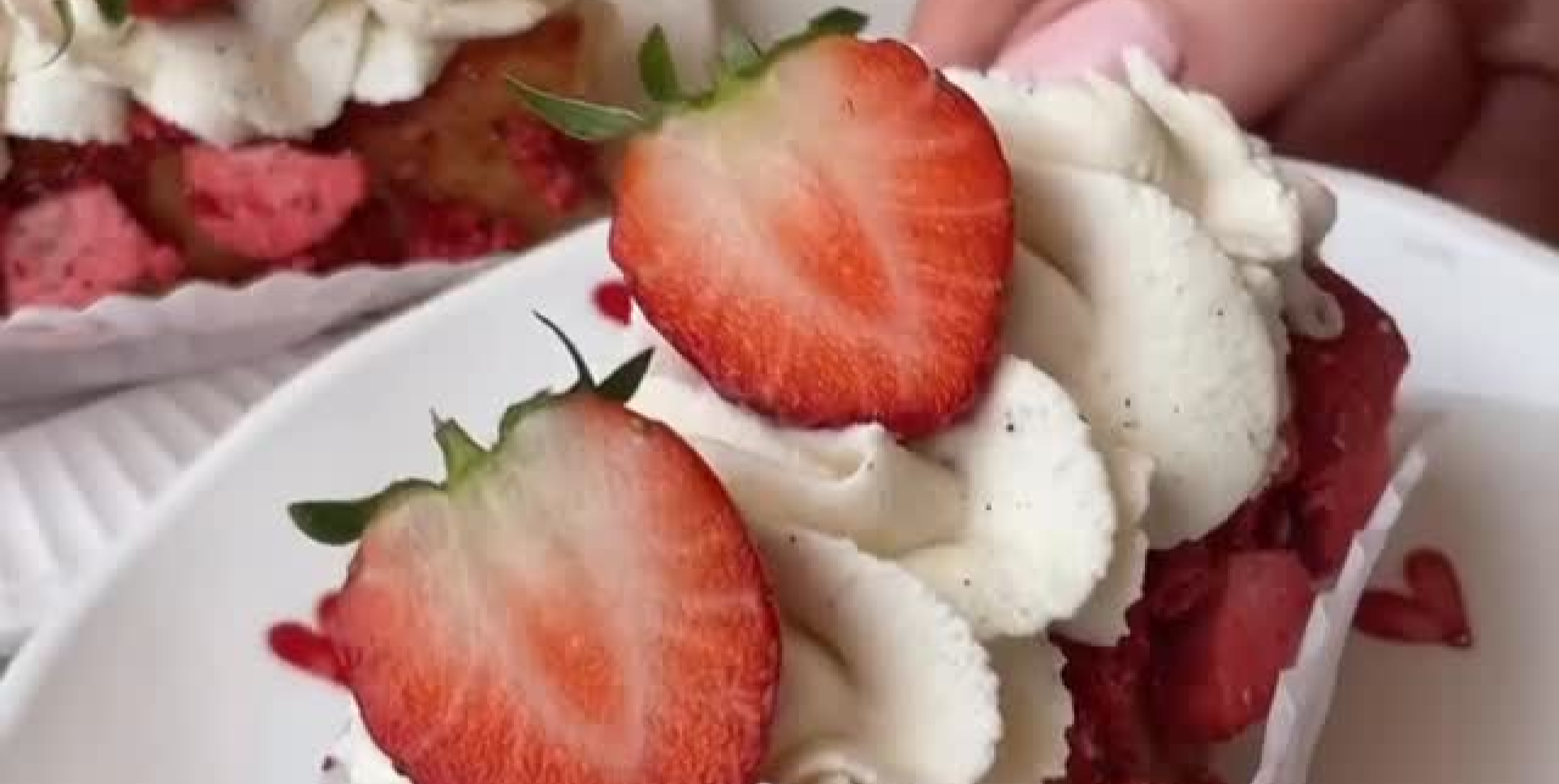 JAHODOVÉ PIŠKOTOVÉ ŘEZY S MASCARPONE KRÉMEM –  DIANA V COMPANY – VERISWEET.CZ– DIANA V KUCHYNI