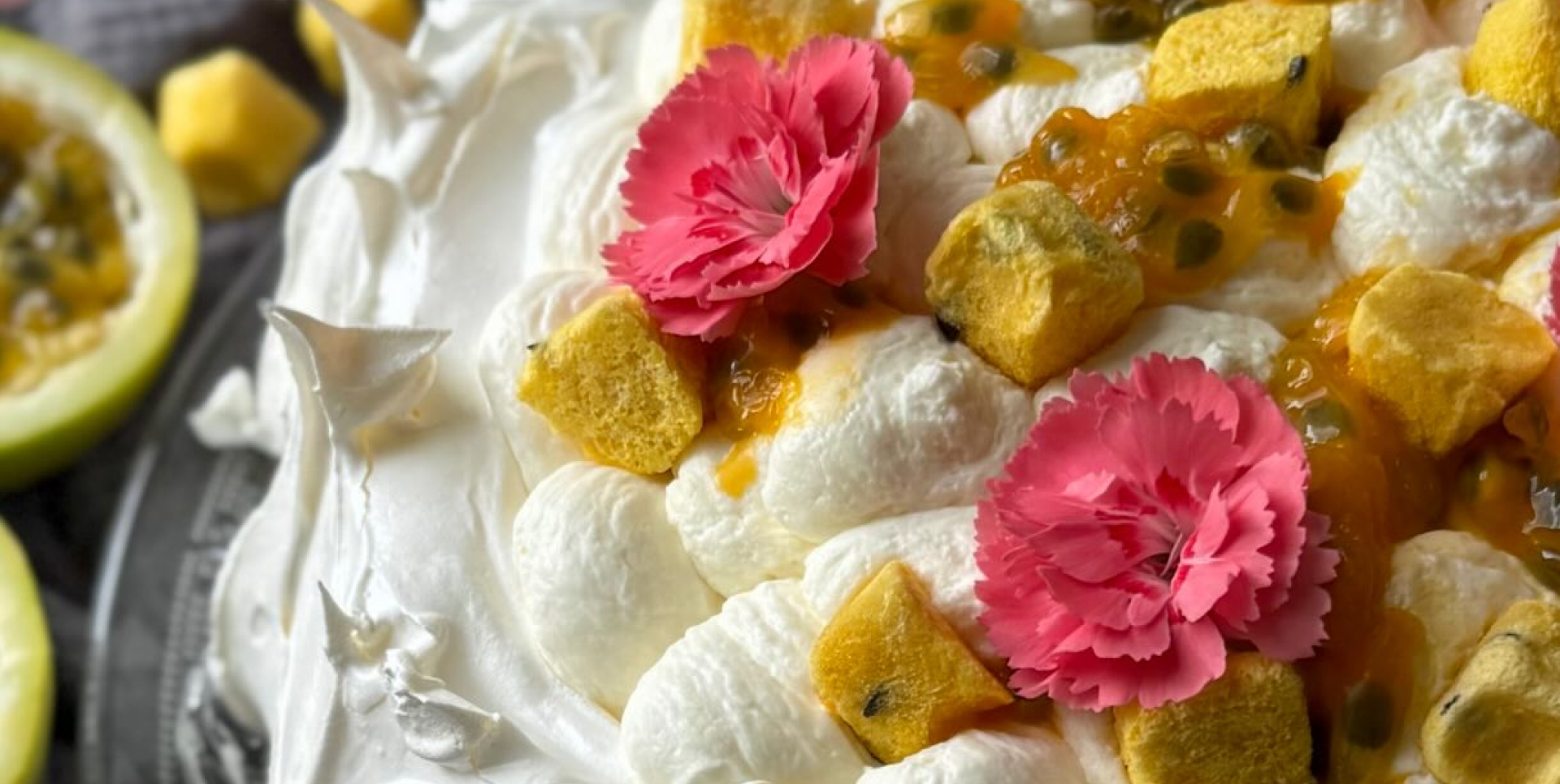 PAVLOVA S MARACUJOU A LYOFILIZOVANOU MARACUJOU- DIANA COMPANY & GABRIELA_PECESLASKOU- DIANA V KUCHYNI