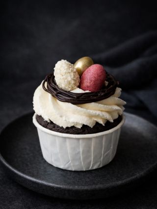 🐣 Velikonoční cupcakes s višňovým srdcem 🧁🌸 Sladká velikonoční radost v každém soustu. Vláčný kakaový korpus, šťavnaté...