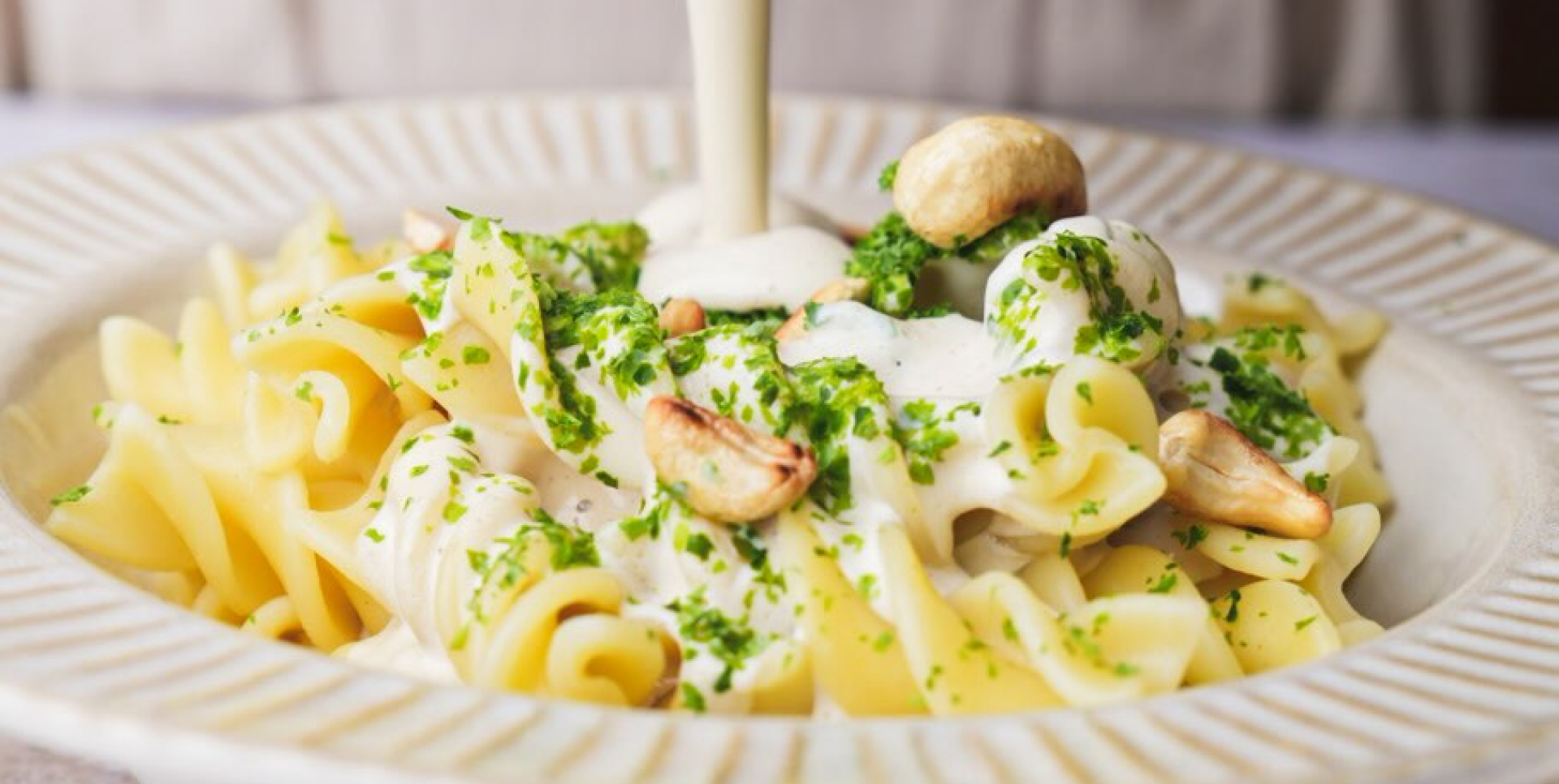 TORTIGLIONI MIT CREMIGER CASHEWNUSSSOSSE – DIANA COMPANY – ALMOND_BLONDIE_COOKS – DIANA IN DER KÜCHE