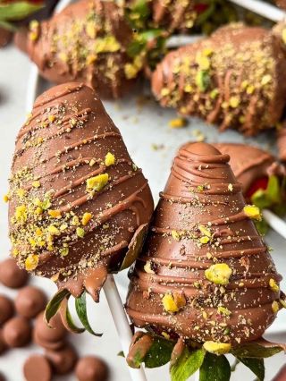 🍓 Erdbeeren in Schokolade 🍫 Der Muttertag rückt näher, speichern Sie sich diese Inspiration für eine einfache und schöne...
