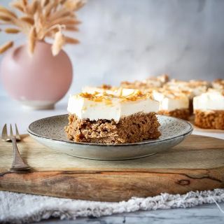 Recept na vegánsky jablkový perník s krémom a karamelom. 🍎🍏 Vláčny jablkový perník dopĺňa jemný, po kokose jemne voňajúci...