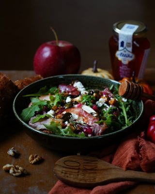 Šalát s praženými orechmi ❤🍎 Budete potrebovať: - 2 hrste vlašských orechov / alebo pekanových orechov - 2 lyžice...