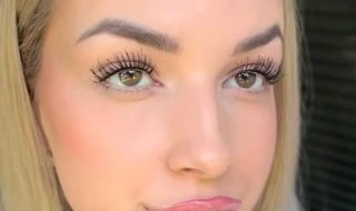 ✨ Dlouhé, plné a dokonale upravené řasy 👉 přesně takhle může vypadat výsledek při pravidelném používání No.1 Lash séra v...