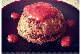 Čokoládový koláčik s jahodovo levandulovým džemom