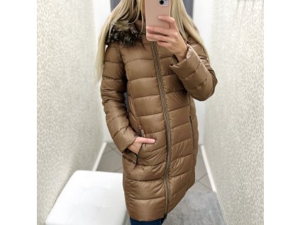 Zimní prošívaný kabát s kožíškem a pravým peřím