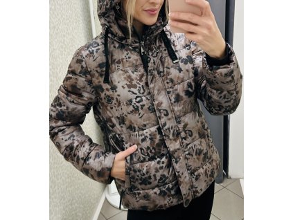 Zimní hnědá bunda s kapucí a vzorem