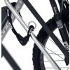 Detail uzamknutia bicykla k stojanu