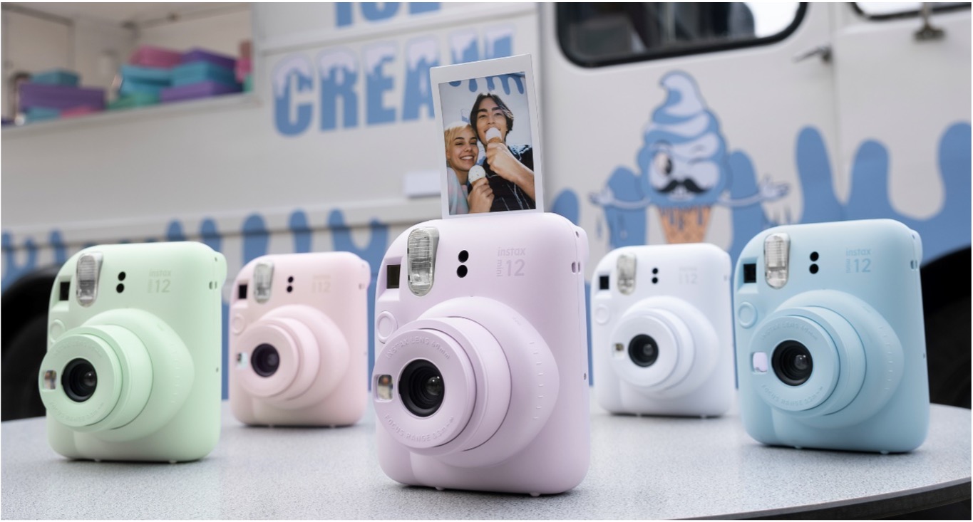 Fujifilm má nový instantní fotoaparát INSTAX MINI 12