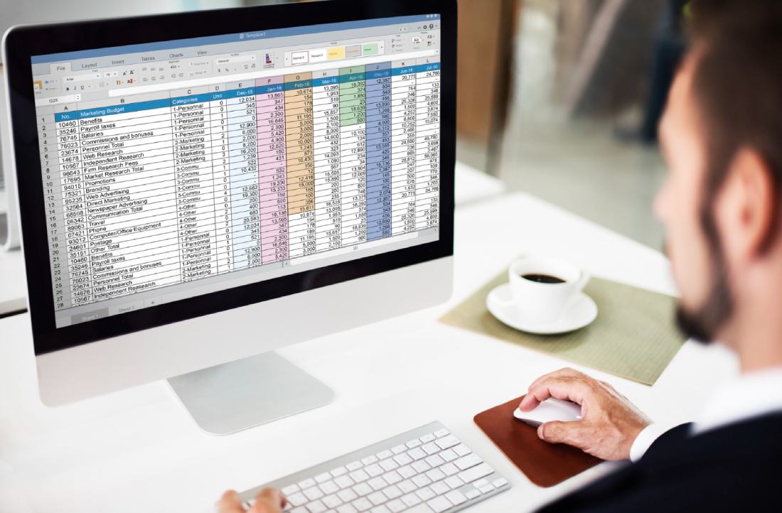  Muž pracujúci v nástroji Excel
