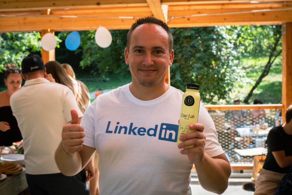 Lukáš Bednár stojaci pod dreveným altánkom počas Linkedin Summer Networking 2024