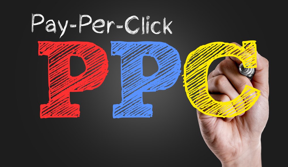 Text "PPC" znázorňuje stratégiu reklamy pay-per-click.