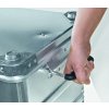 Detail madla hliníkového kufru ZARGES K470 – ergonomický úchop