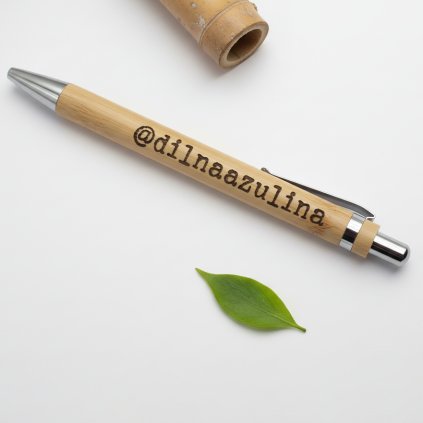 Reklamní bambusové pero s gravírováním názvu firmy pro firemní dárky