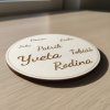 Personalizované dřevěné podložky na stole, gravírovaná jména rodiny, přírodní design.