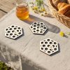 Dřevěné hexagonální podtácky s výřezem plástve a jemným gravírováním.