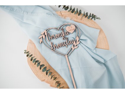 Dřevěný zápich - srdce se jmény a datem